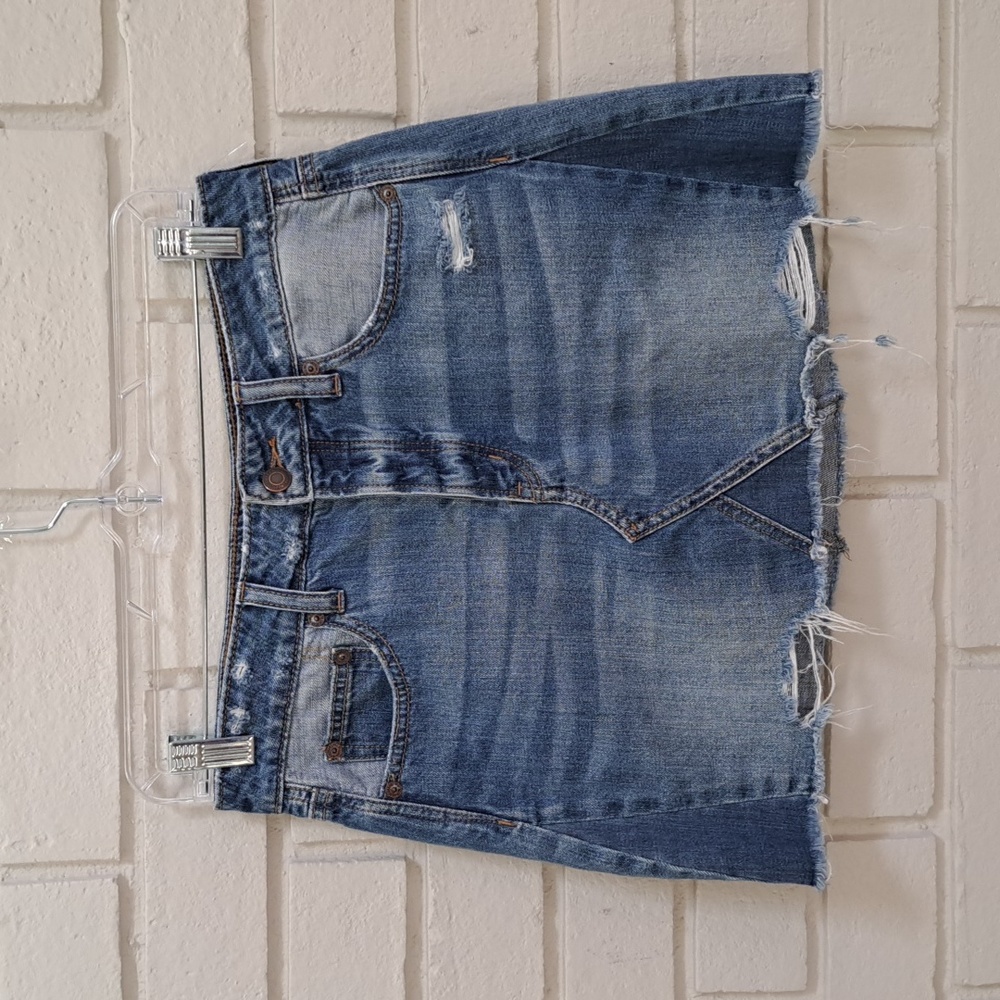 American Eagle Disressed Jean Mini Skirt. Size 4 NWT